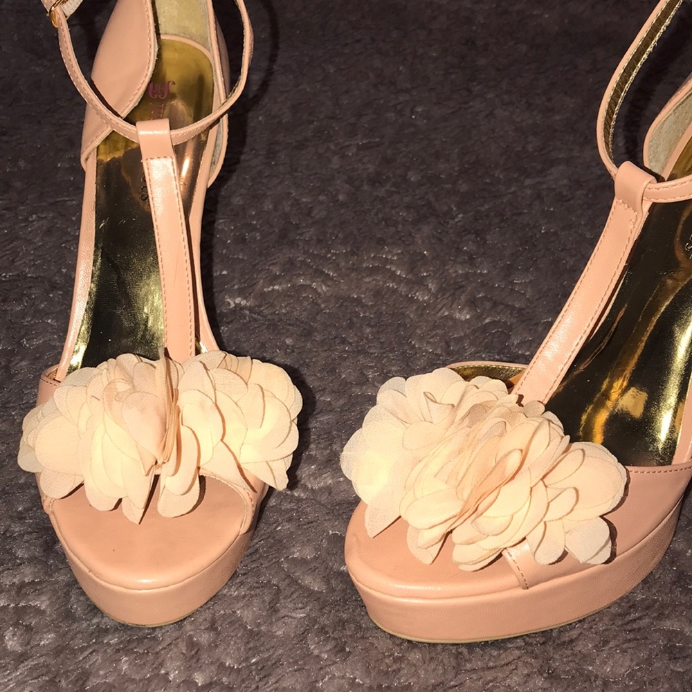 Peach flower w/gold plate heel